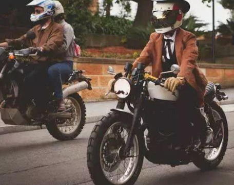騎摩托車發朋友圈說說 騎摩托車的幽默句子1
