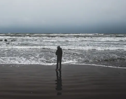 一個人孤獨在海邊散步的句子 一個人一片海的說說1